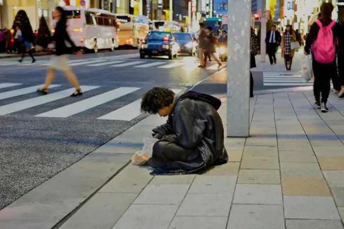 蜗居在纽约的中国穷人，男女混住毫无隐私，为何依旧不愿回国？