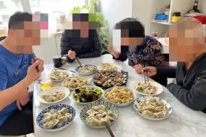 青岛一家五口的饺子午餐，朋友圈火了，网友：家里有矿！吃不起！